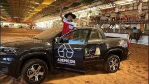 Laçador de 10 anos de Costa Rica leva caminhonete de R$ 200 mil em circuito nacional