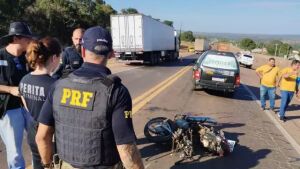 Motociclista morre ao invadir pista contrária e bater em caminhão boiadeiro na BR-163 em Coxim 