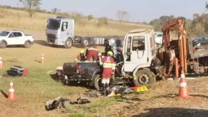 Duas pessoas morrem em acidente envolvendo três veículos na BR-163