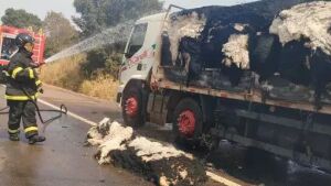 Incêndio em caminhão se propaga e interdita BR-163 por 16 km em Coxim 