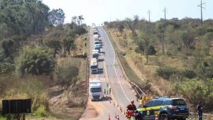 Três horas após represa romper, trânsito em rodovia é parcialmente liberado