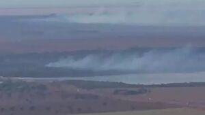 Fogo atravessa o Rio Correntes e atinge fazenda de Sonora