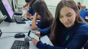 Polícia repassa celulares apreendidos para alunos de escola estadual