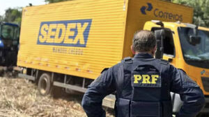 PRF apreende caminhão dos Correios com 2 toneladas de maconha