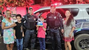 Polícia Militar em Coxim celebra aniversário de fã 