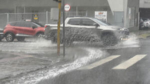 Chuva cai com espuma branca em Campo Grande; Entenda o fenômeno