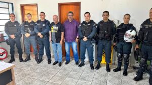 Policiais Militares recebem capacetes e equipamentos de proteção por meio de parceria com a Prefeitura de Coxim