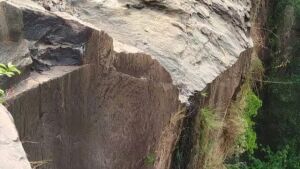 Cachoeira do Portal do Pantanal seca quase por completo devido a falta de chuva em MS