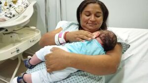 Bebê 'gigante' nasce com mais de 5 kg em caso raro no Brasil 