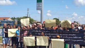 Sensibilizados com morte de Edilaine, moradores de Bandeirantes se unem em protesto na BR-163