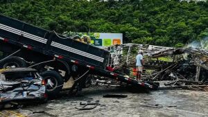 Acidente na BR-116 deixa 38 mortos em Minas Gerais
