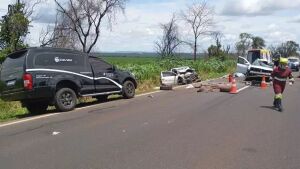 Carros batem de frente e duas pessoas morrem na BR-163 em Bandeirantes 