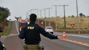 Criança é resgatada pela PRF após ser esquecida em restaurante pelos avós