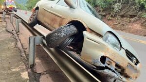 Motorista fica ferido após picape rampar guard-rail por 500 metros na BR-163 em Rio Verde 