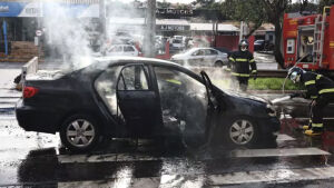 Explosão provoca incêndio e destrói veículo em Campo Grande