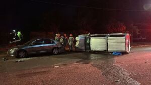 Motorista bêbado bate em 4 veículos, uma árvore, um poste e tomba caminhonete em MS 