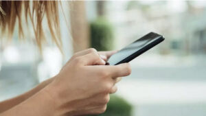 Após informar número em site de relacionamento, mulher é extorquida e ameaçada de morte