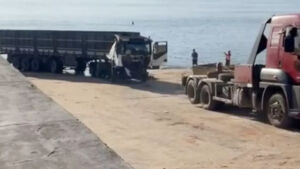 Motorista sul-mato-grossense sai ileso após caminhão carregado afundar no Rio Paraná