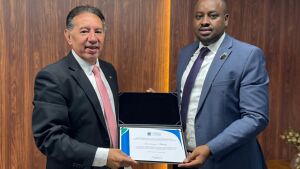 Presidente da ALEMS homenageia embaixador de Ruanda com diploma de Visitante Ilustre