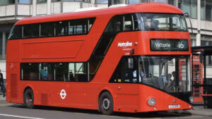 Ônibus de dois andares com alunos do ensino médio cai em rio na Inglaterra