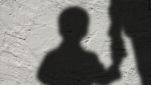 Valentão bate na esposa e no filho de 4 anos em MS