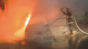 Motorista sente cheiro de queimado e tem carro destruído por incêndio em MS