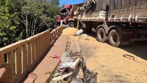 Caminhão quase cai de ponte após batida na BR-163 perto do perímetro urbano de Sonora 