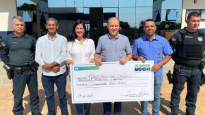 Parceria entre a vereadora Adriana Nabhan e o deputado estadual Junior Mochi garante entrega de ar-condicionados à Polícia Militar de Coxim