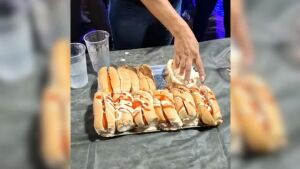 Competidor vence batalha de cachorro-quente após comer 8 lanches em 5 minutos