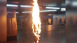 Morre homem que ateou fogo em si mesmo em estação de metrô

