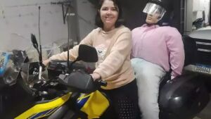 Isabella faz marido reborn e percorre 2 mil km com ele na garupa