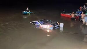 Caminhonete com carretinha cai no Rio Taquari em Coxim