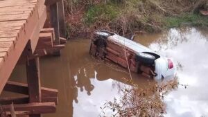 Mãe e filha morrem em acidente após carro cair em rio de MS 
