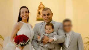 Namorada de adolescente que matou os pais é apreendida e polícia afirma que ela teria assistido toda a ação criminosa por videochamada