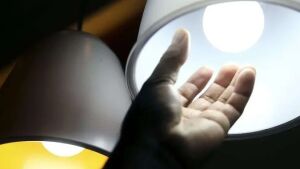 Conta de luz fica mais cara em julho que continua pesando no bolso dos brasileiros