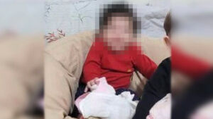Mulher flagra marido sufocando a filha de 6 meses em MS