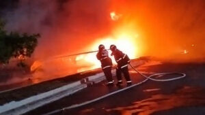 Incêndio em 2 ônibus empenha 10 bombeiros, 5 viaturas e 30 mil litros d'água em MS
