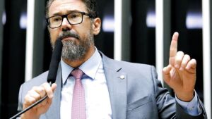 Deputado de MS quer facilitar acesso a arma de fogo com programa Minha Primeira Arma