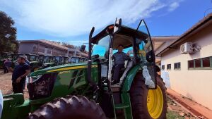 Coxim e mais 11 municípios de MS são contemplados com 14 tratores para agricultura familiar