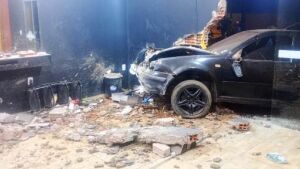 Ao colidir em moto estacionada, motorista perde o controle de veiculo e invade barbearia em Coxim