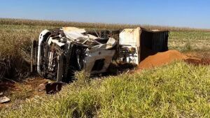 Motorista morre após carreta carregada tombar em acostamento de rodovia em MS 