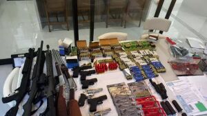 Polícia Federal apreende arsenal e pedras preciosas em ação contra fraude na Saúde em município de MS 