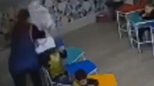 Professora é demitida após agredir criança de 4 anos em escola

