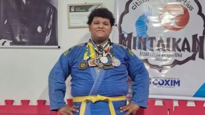 Em Coxim, mãe vendeu até as férias para manter filho no judô e agora busca ajuda para levá-lo ao Campeonato Brasileiro