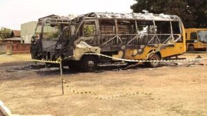 Dois ônibus escolares são incendiados em frente ao prédio de Prefeitura em MS 