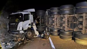 Entre Coxim e Rio Verde, caminhão tenta ultrapassagem, bate em paredão e espalha diesel na BR-163
