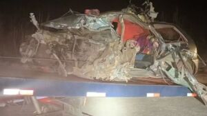 Colisão frontal entre carro e caminhão deixa um morto e três feridos em MS 
