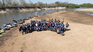 Remada das Monções reúne dezenas de caiaqueiros para celebrar as belezas do Rio Taquari em Coxim
