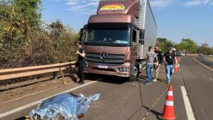 Motorista sofre infarto e arrasta caminhão por 54 metros até morrer na BR-163 entre Rio Verde de Mato Grosso e São Gabriel do Oeste