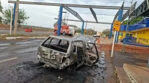 Inconformados, jovens incendeiam carro apreendido em frente à base da PRF em MS 